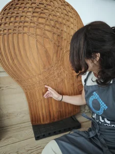 Conservador examinando escultura durante el diagnóstico