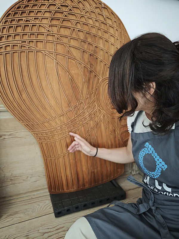 Conservador examinando y realizando diagnóstico en una escultura contemporánea