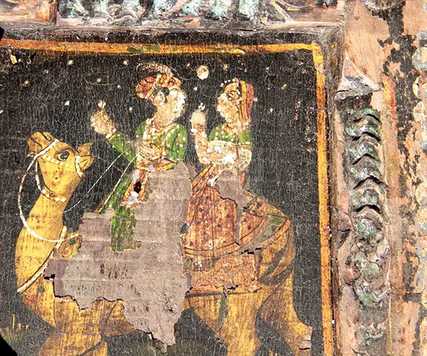 Craquelado y levantamiento de capa pictórica enobra sobre tabla antigua