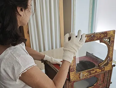 Evaluación inicial de una obra de arte antes de su posible restauración