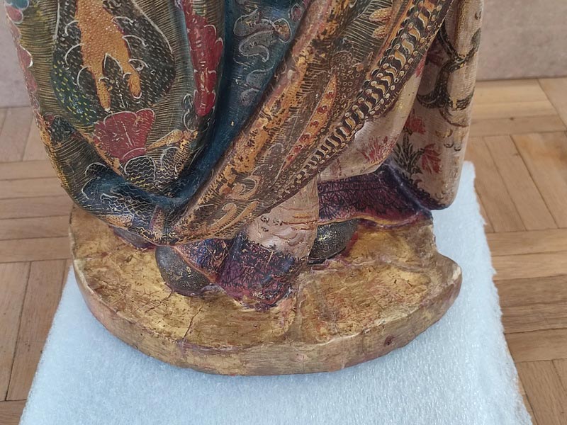 Peana dorada tras la restauraci&oacute;n de la escultura de la Virgen con Ni&ntilde;o