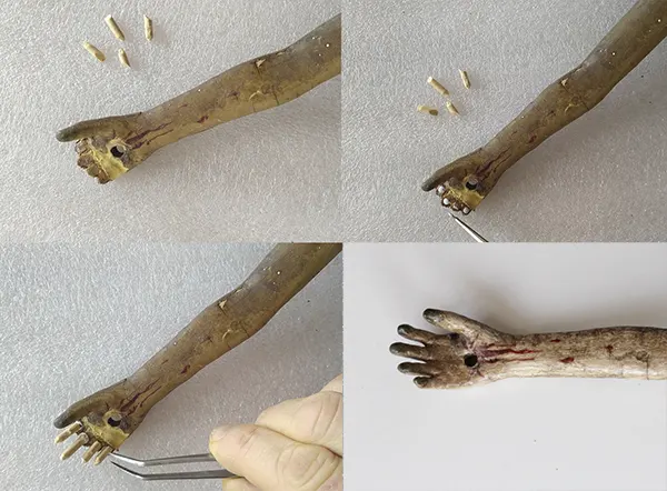 Detalle de una restauradora recomponiendo fragmentos de una escultura con pérdidas