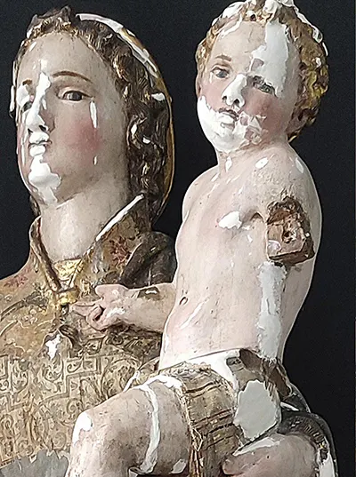 Detalle de faltas de soporte ligneo en la talla de la Virgen con Ni&ntilde;o antes de restauraci&oacute;n